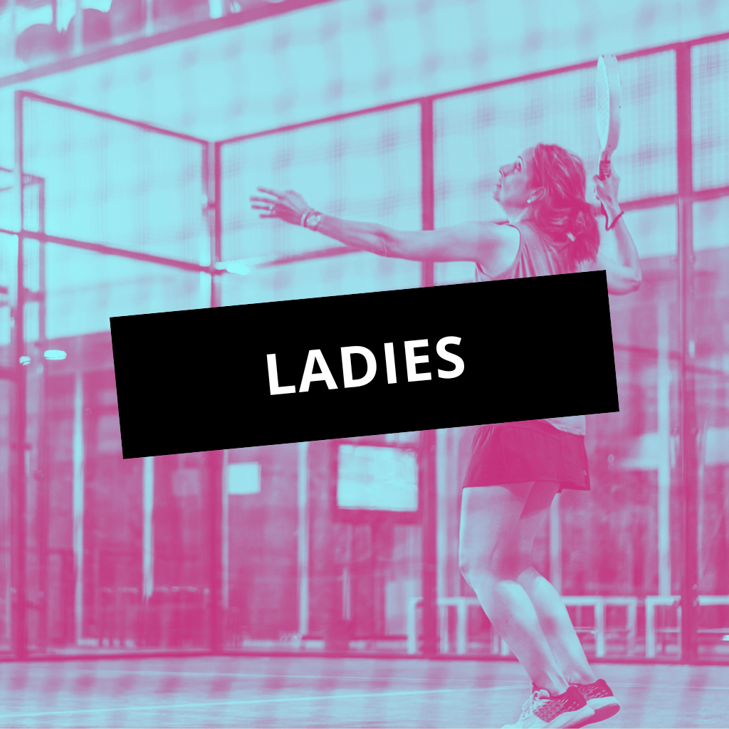 Une joueuse de padel en action sur le court, énergie et convivialité à Metz