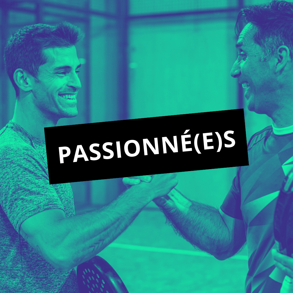 Un match de padel en double masculin, deux équipes s’affrontent sur le court à Metz